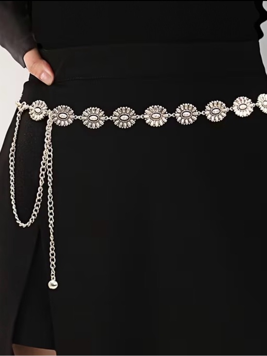Jewelry - Silver Floral Concho Chain Belt - with sparkly jewels in the middle.